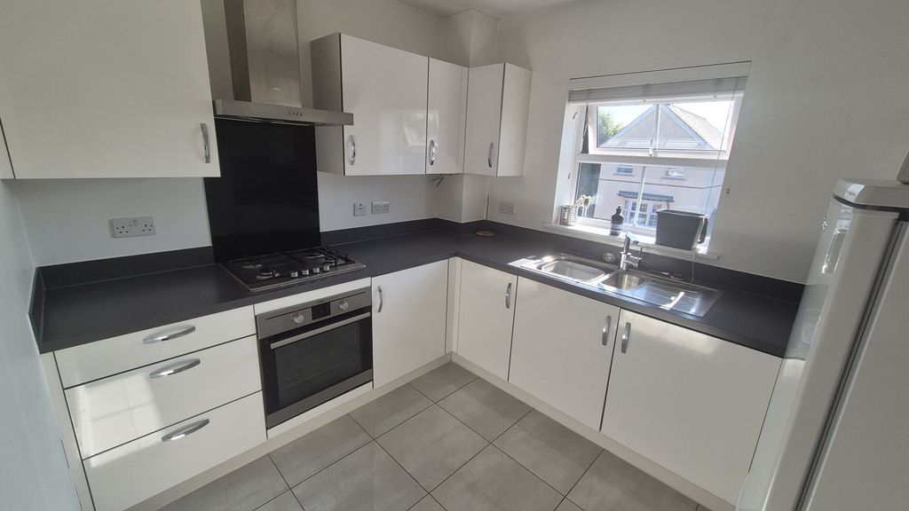 Property photo 2 of 10 Kitchen