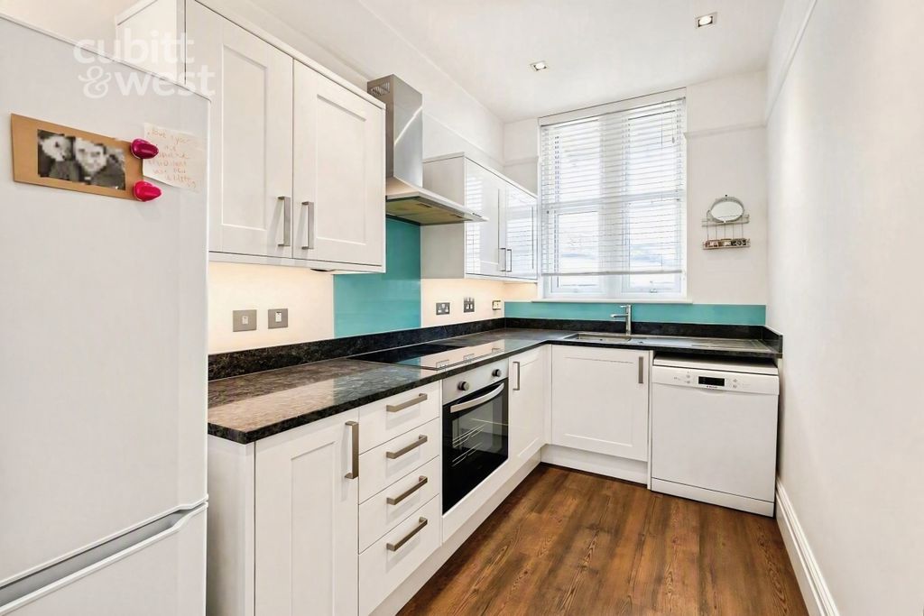 Property photo 3 of 11 Kitchen