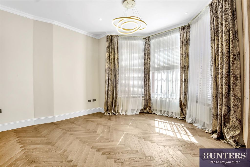 Property photo 3 of 10 Reception