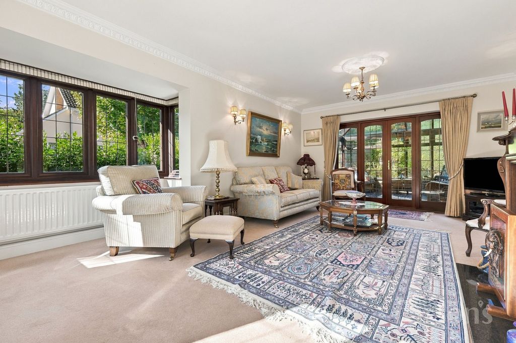 Property photo 2 of 33