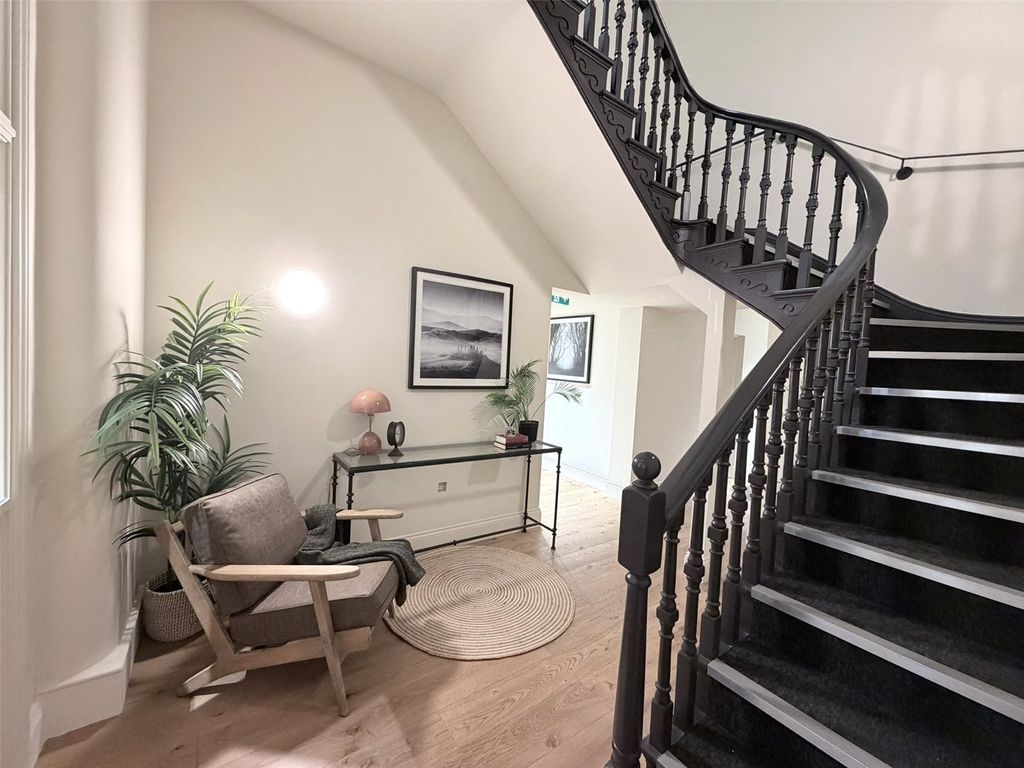 Property photo 2 of 13 Bay Court