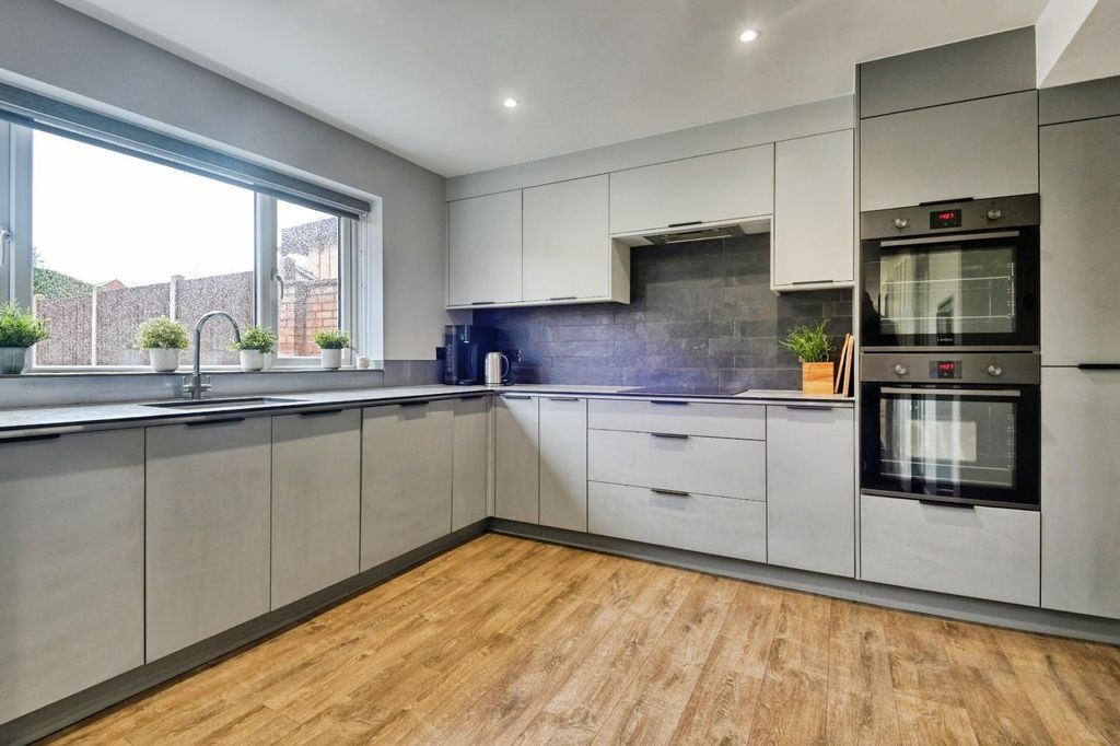 Property photo 3 of 26 1stc4.Jpg