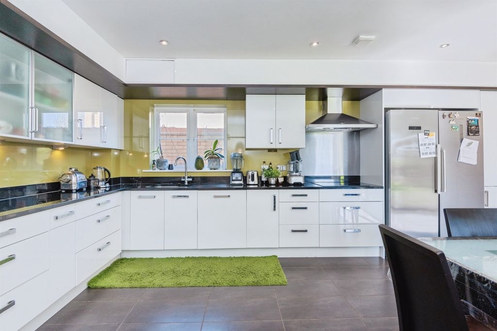 Property photo 3 of 17 Kitchen/Breakfast Room