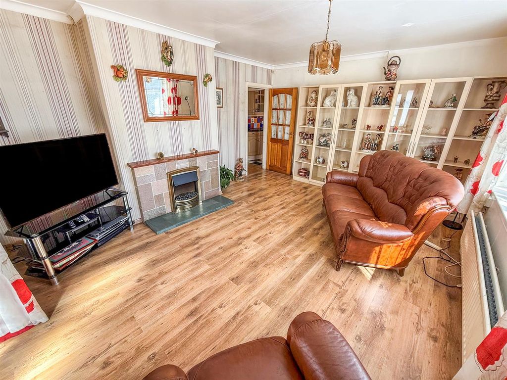 Property photo 3 of 15 Lounge