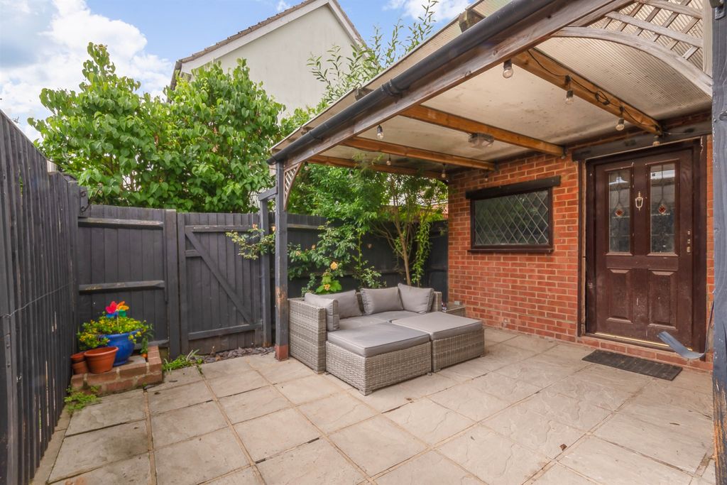 Property photo 3 of 11 Outside