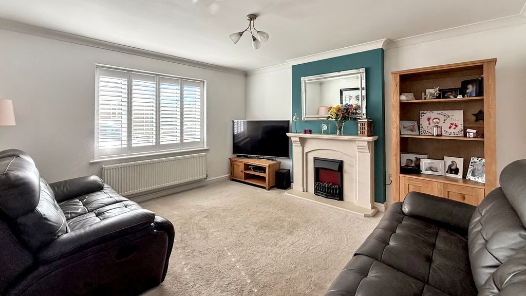 Property photo 3 of 20 Lounge