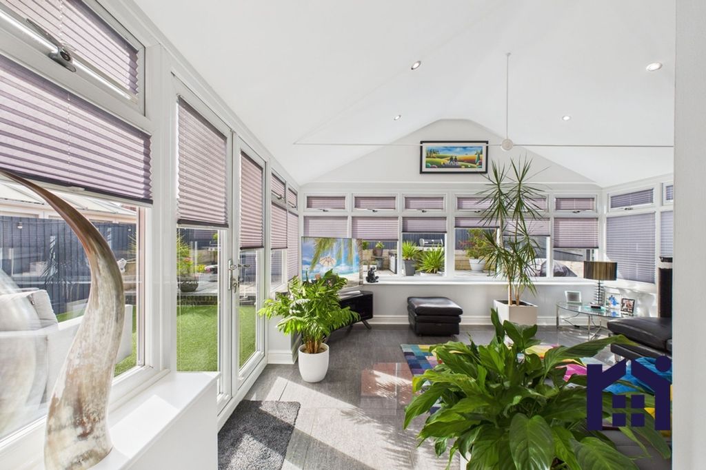 Property photo 3 of 27 Conservatory