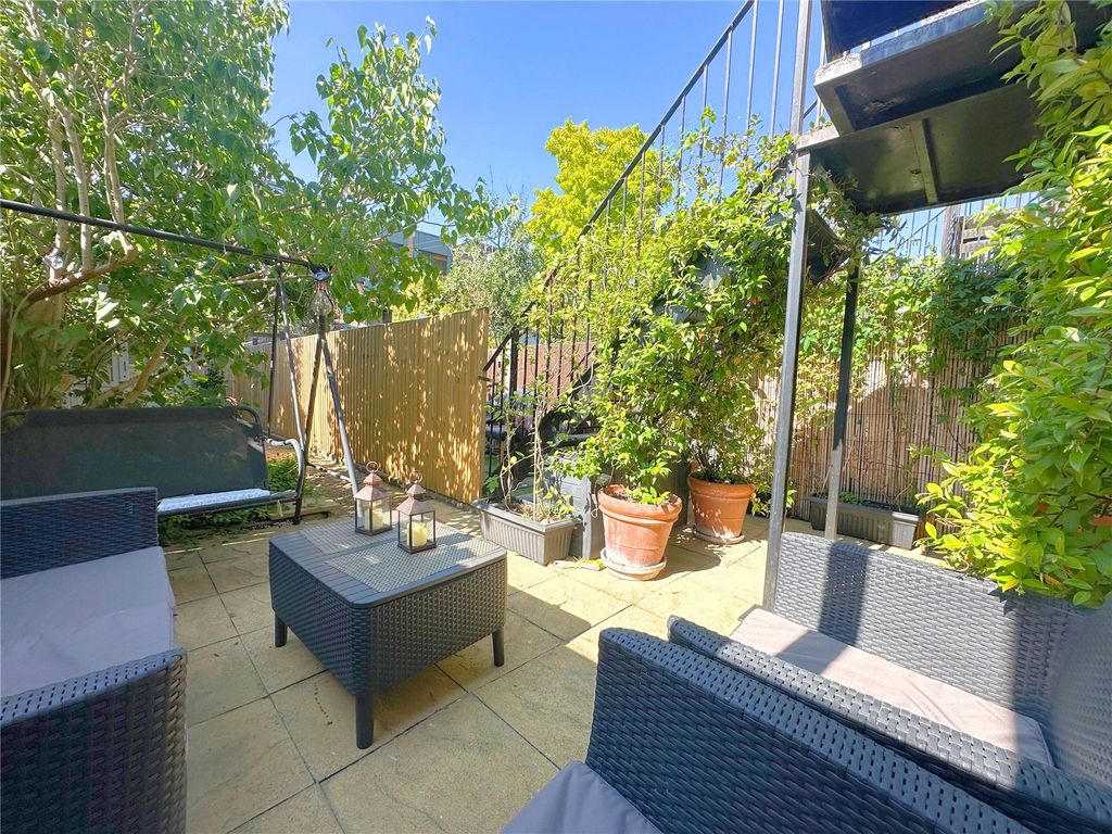 Property photo 2 of 9 Picture No. 32