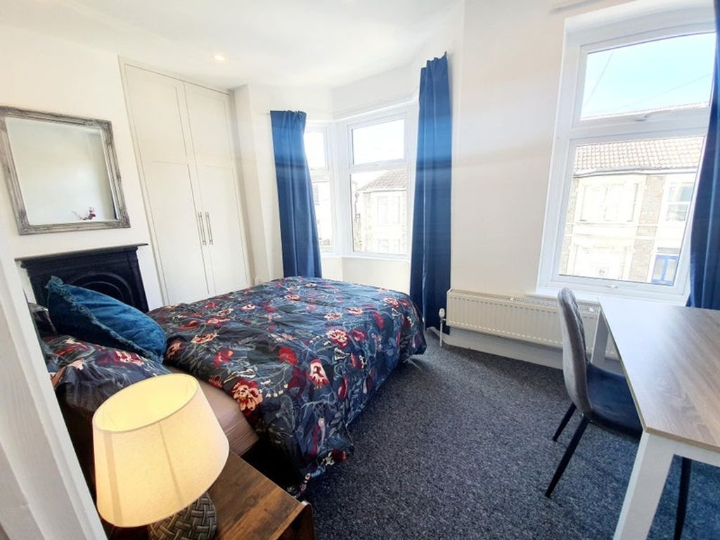 Property photo 1 of 10 Bright And Inviting Double Bedroom Featuring A Com...