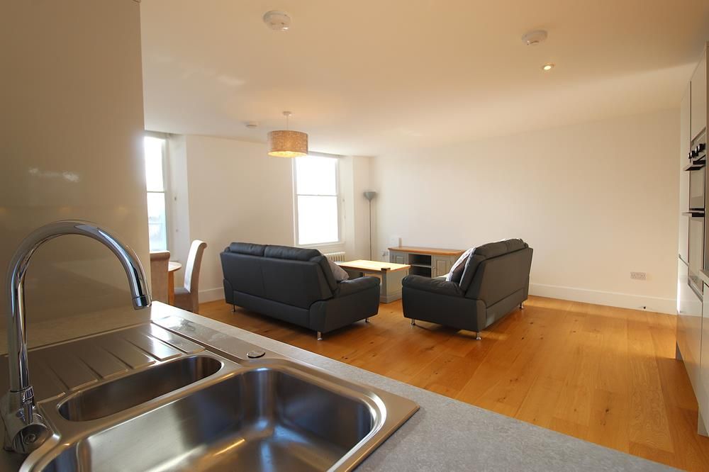 Property photo 3 of 10 Kitchen−Lounge