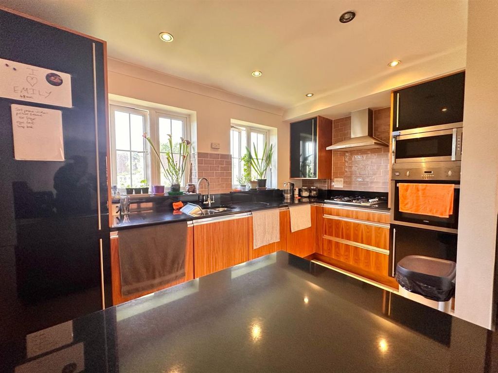 Property photo 2 of 9 Kitchen