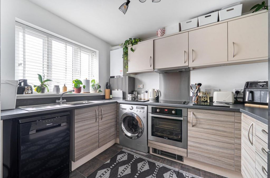 Property photo 2 of 11 1410306-8-698F14d...