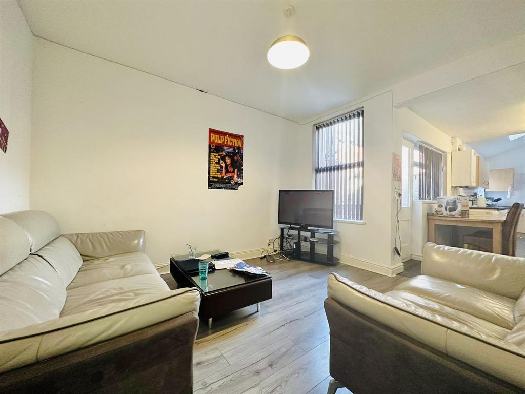 Property photo 1 of 17 Lounge