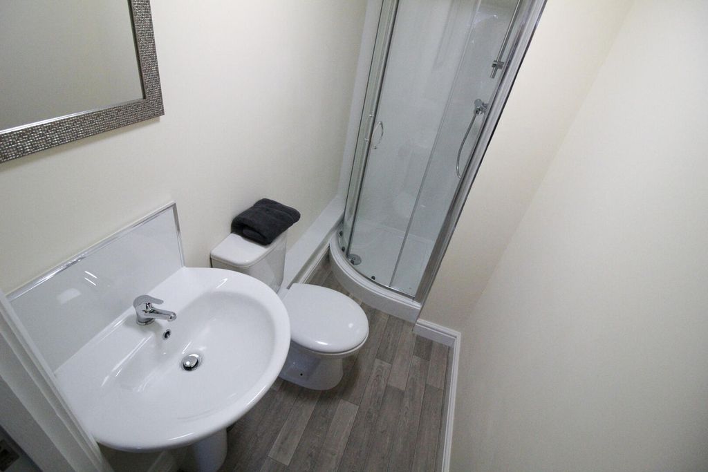 Property photo 3 of 9 Bathroom