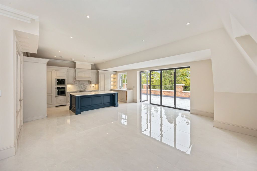 Property photo 2 of 15 Penthouse