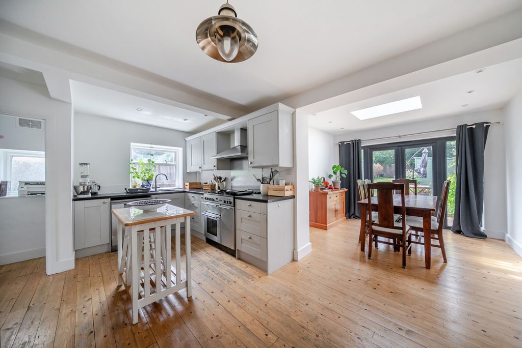 Property photo 2 of 17 17-6A636359B3A4B-...