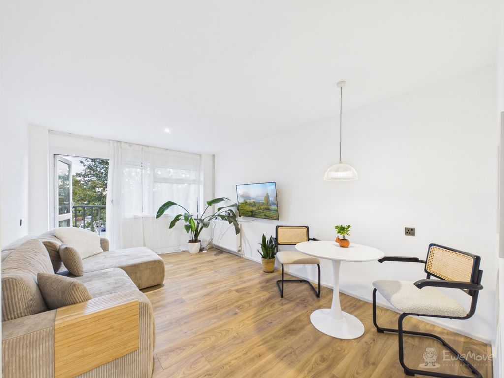 Property photo 2 of 9 Living Room- Mark Stephens Ewemove Newmarket And S