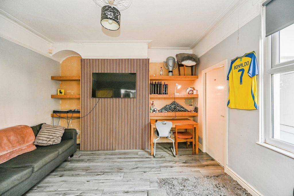 Property photo 3 of 11 Pbox-Img.Jpg