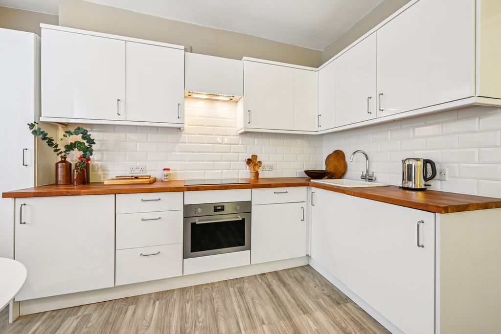 Property photo 3 of 8 Kitchen
