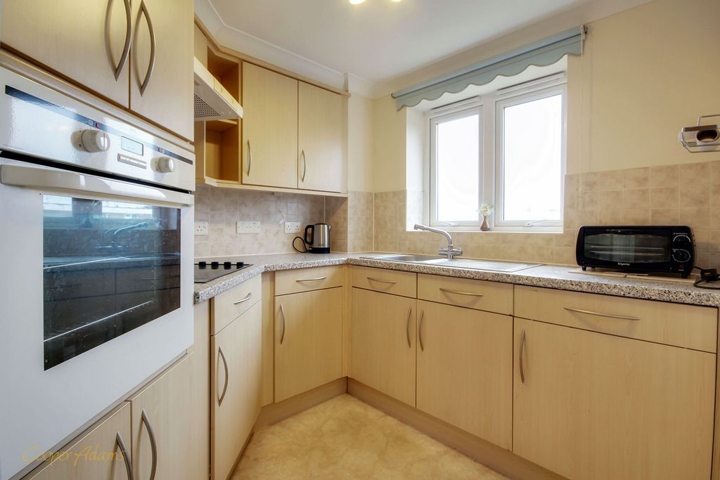 Property photo 3 of 10 Kitchen