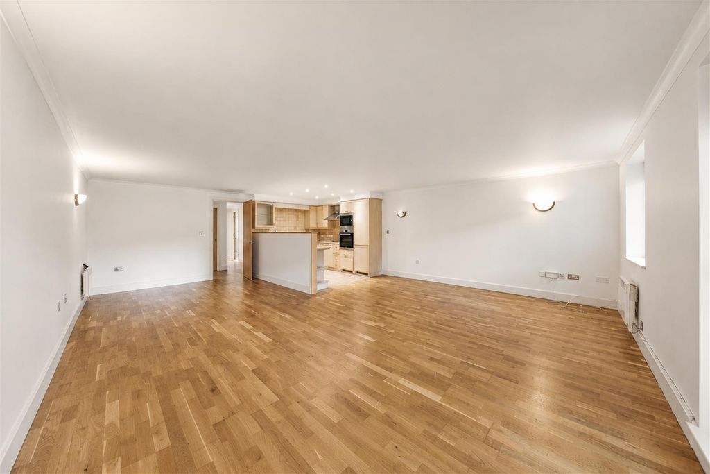 Property photo 1 of 15 Flat 2, 546 Chiswick High Road - 8Lnowemjxoejnfunq