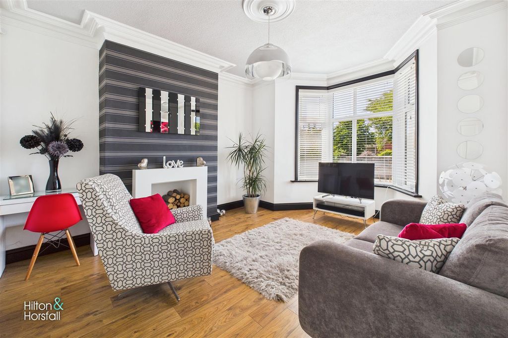 Property photo 2 of 14 Colne Road