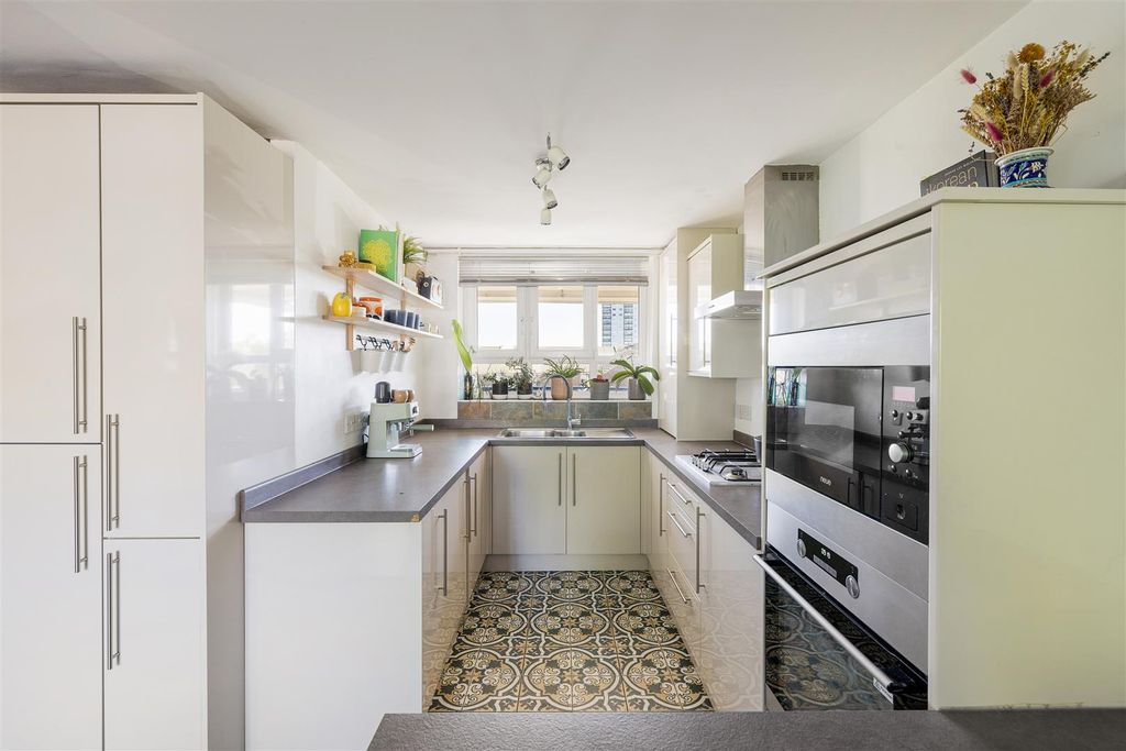 Property photo 2 of 31 Overbury Street, E5