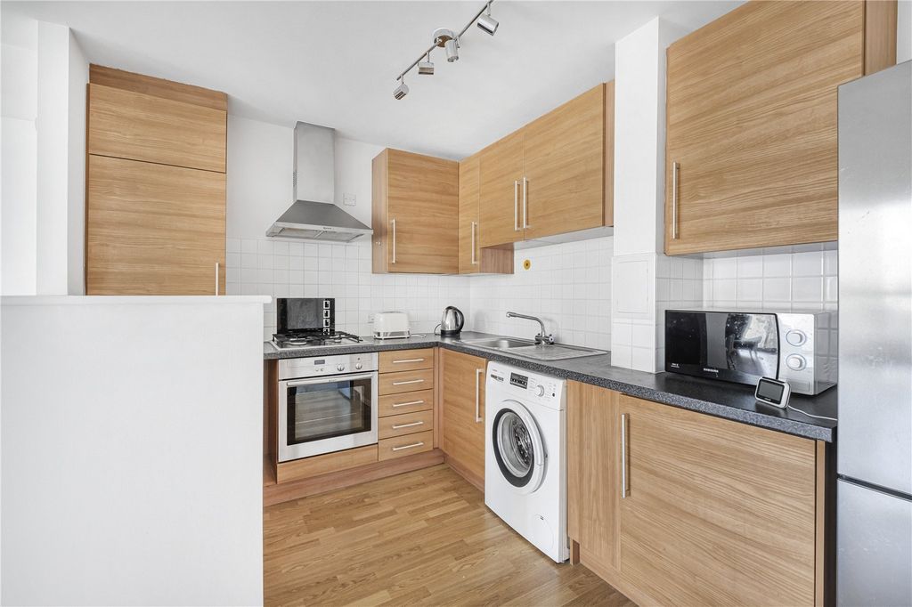 Property photo 2 of 10 Reception/Kitchen