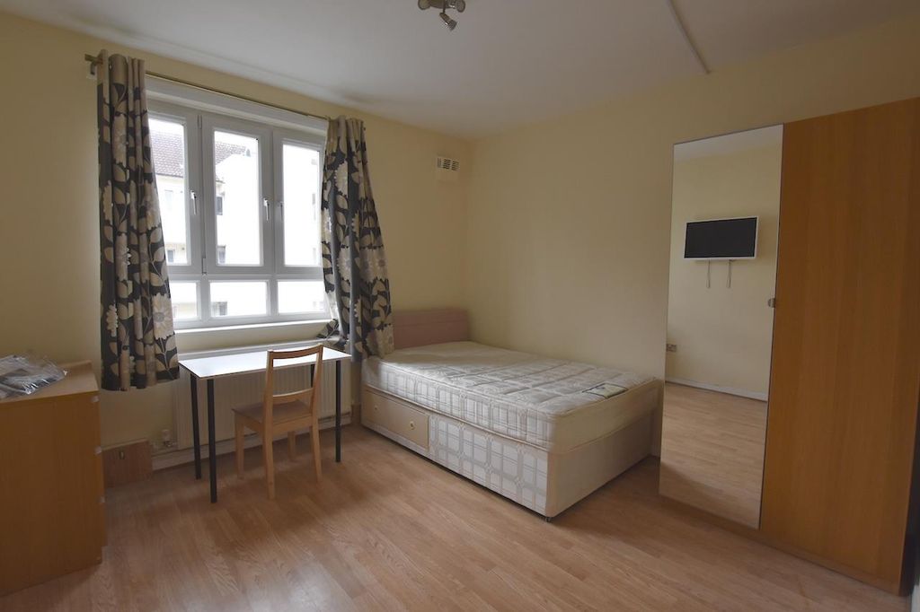 Property photo 2 of 6 Bed1.Jpg
