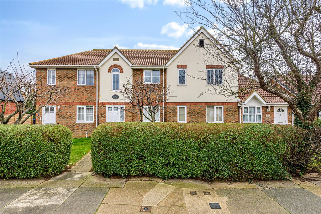 Property photo 1 of 20 Cherry Tree Court, Pier Avenue
