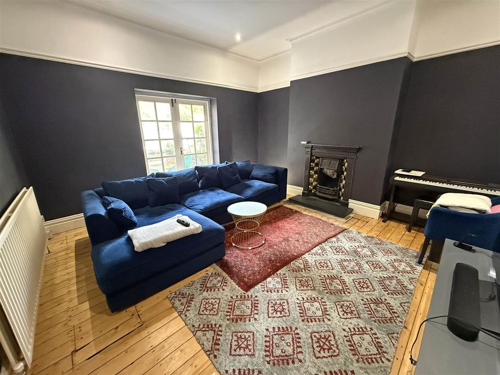 Property photo 3 of 10 Living Room.Jpg