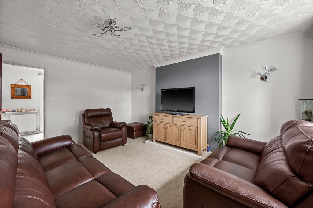 Property photo 2 of 25