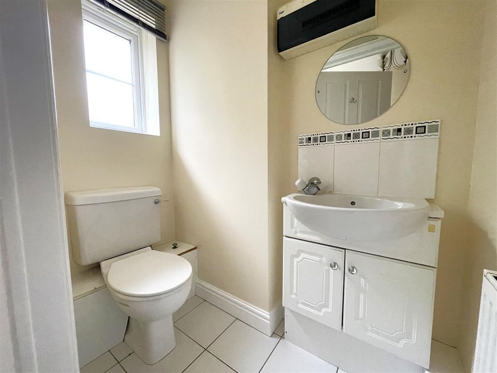 Property photo 3 of 13 Cloakroom