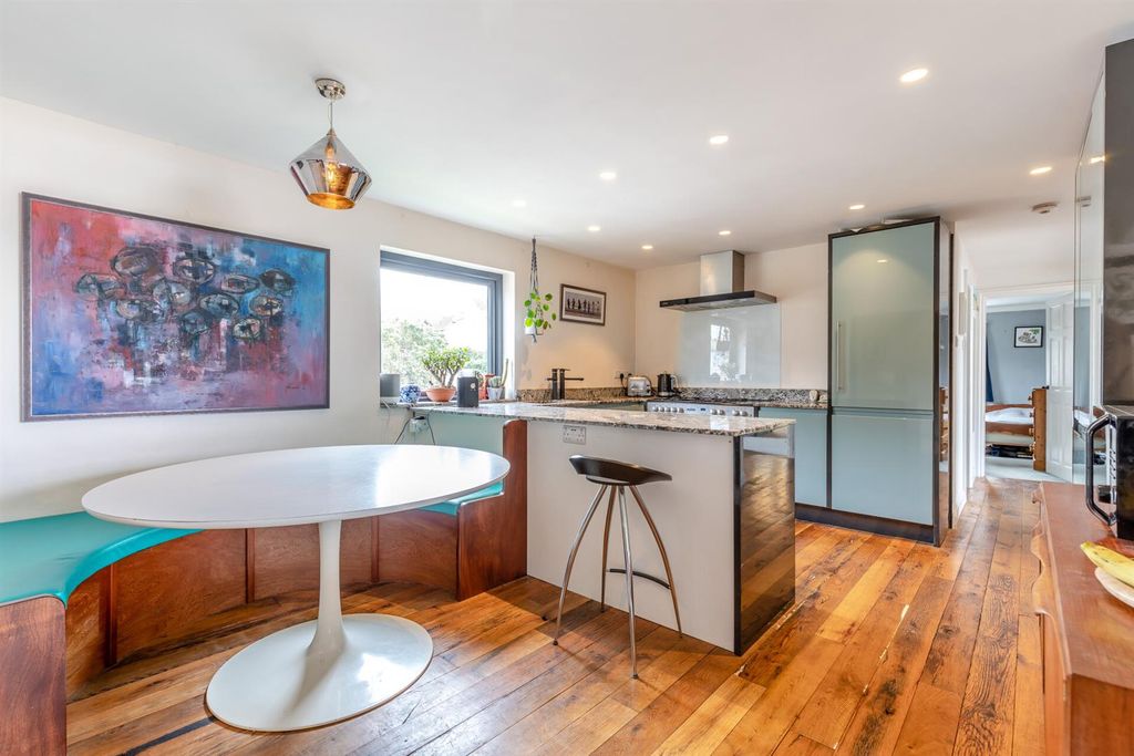 Property photo 3 of 23 8586262-Interior10.Jpg