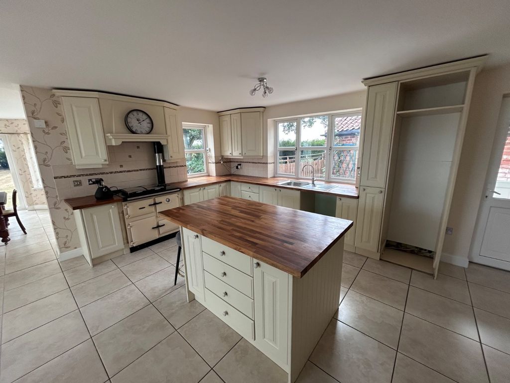 Property photo 3 of 16 Kitchen