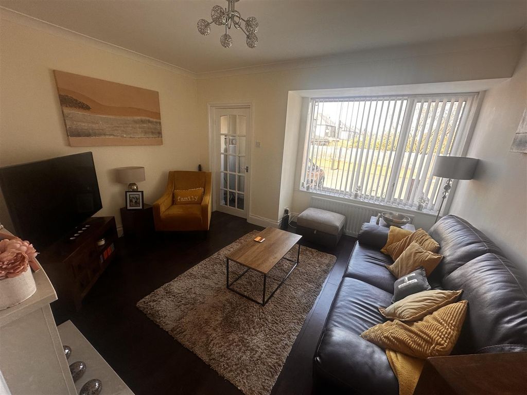 Property photo 3 of 18 Lounge