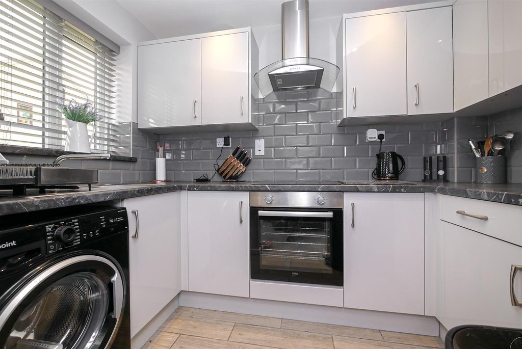 Property photo 3 of 9 Kitchen