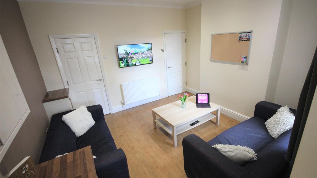 Property photo 2 of 11 32 Hunter House Road Lounge (2).Jpg