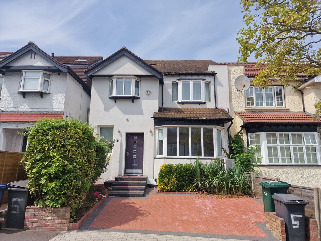 Property photo 1 of 17 5 Bed Semi-Detached House For Sale West Avenue, Chain Free