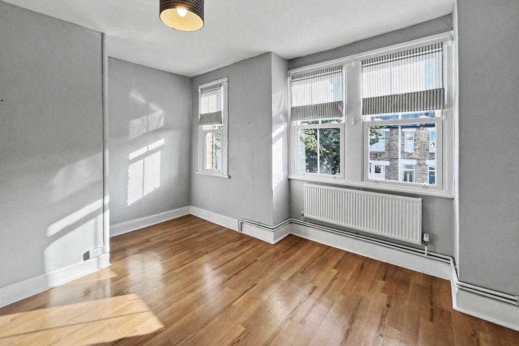 Property photo 3 of 27 74 Dupont Road, Raynes Park, Sw20 8Eq