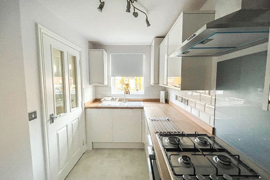 Property photo 3 of 12 Kitchen