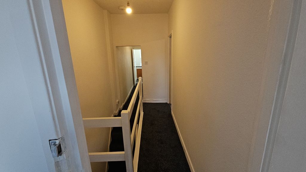 Property photo 2 of 11 Hallway