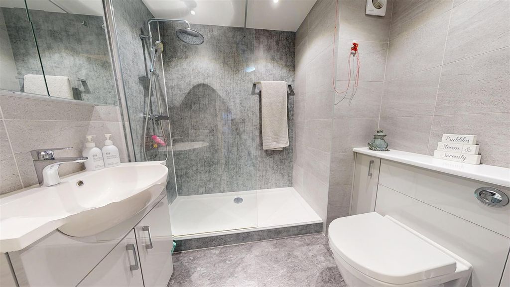 Property photo 3 of 20 Henbury Court Bathroom