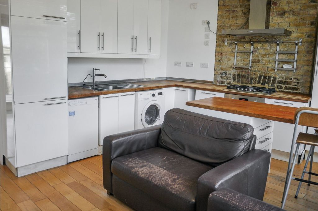 Property photo 3 of 15 Flat B, 2E Blandfield Road, London, Sw12 8Bg