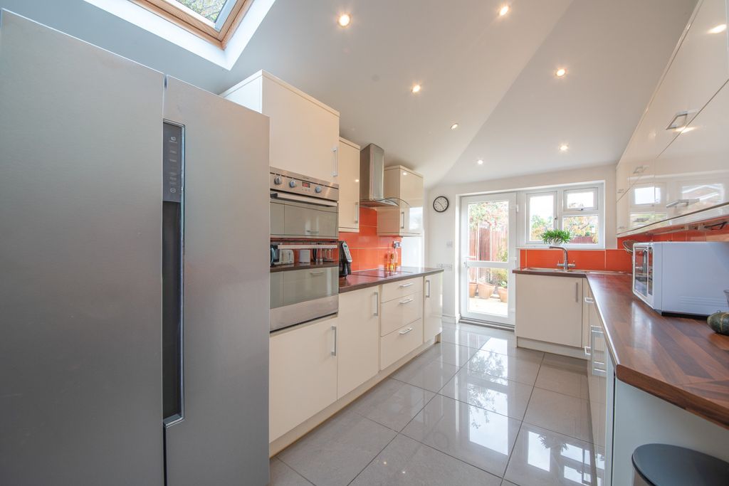 Property photo 2 of 20