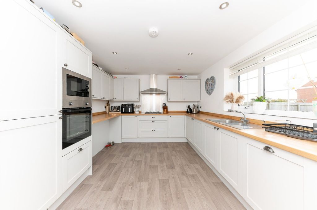 Property photo 3 of 17 Kitchen