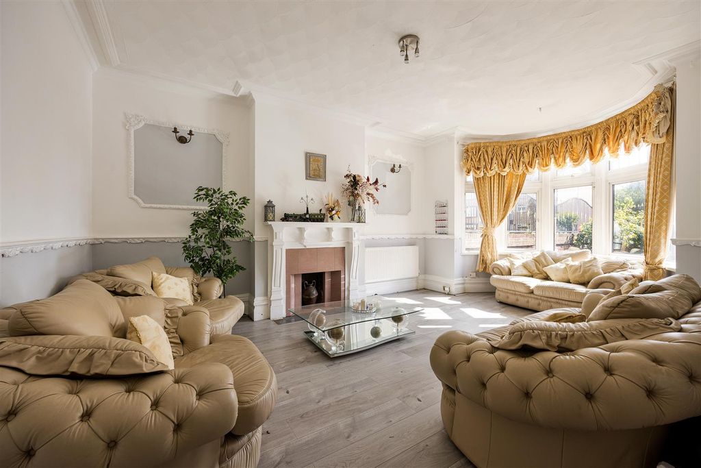 Property photo 2 of 46 Aldersbrook Road, E12