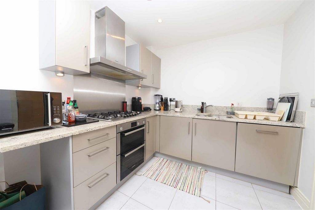 Property photo 3 of 9 Kitchen