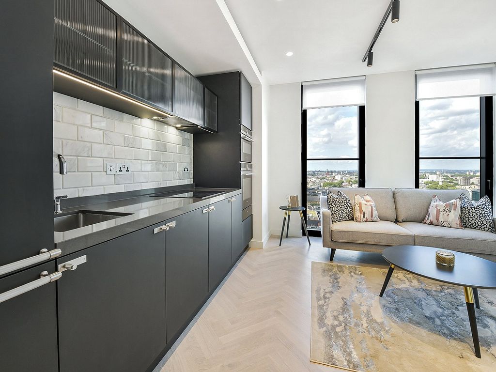 Property photo 2 of 14 One Crown Place