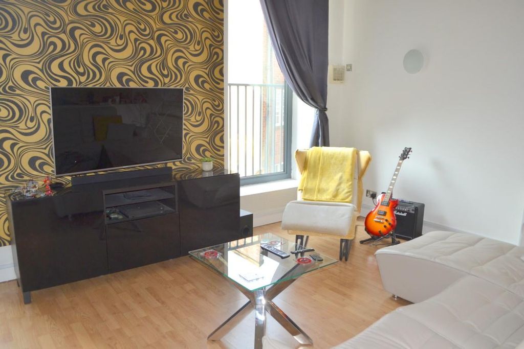 Property photo 3 of 11 Alounge3 (Medium).Jpg